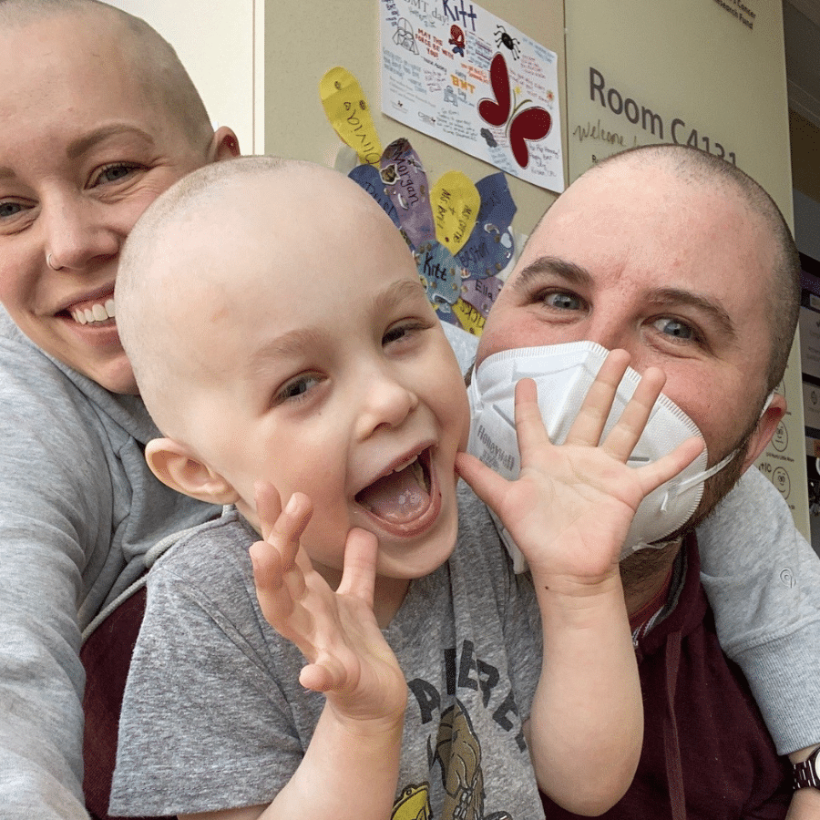 Kitt smiling with her parents in the hospital